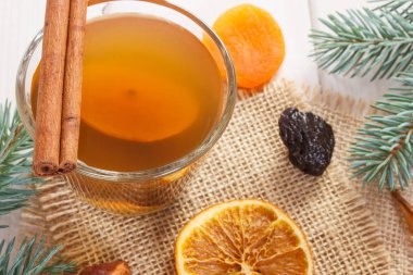 Çam dalları ve kurutulmuş meyve Noel için geleneksel Komposto