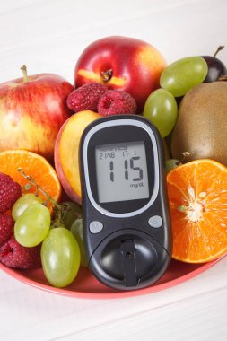 Şeker Ölçüm ve taze meyve tabağı, diyabet ve sağlıklı beslenme