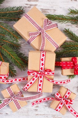 Sarılmış hediyeler ve Noel ya da Sevgililer için çam dalları