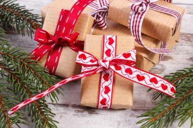 Sarılmış hediyeler ve Noel ya da Sevgililer için çam dalları