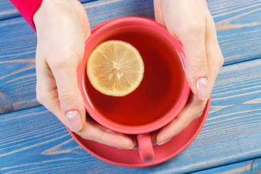 Fincan çay tablo üzerinde tutan kadın eli