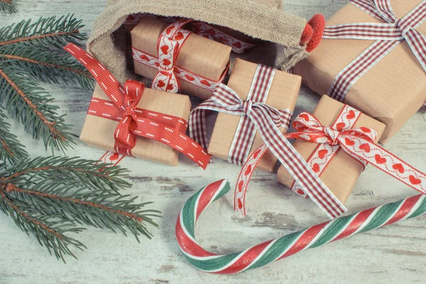 Vintage φωτογραφία, δώρα για τα Χριστούγεννα ή του Αγίου Βαλεντίνου στη Γιούτα σάκο και έλατο κλαδιά — Φωτογραφία Αρχείου