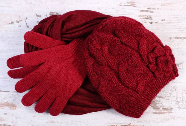 Ζευγάρι μάλλινα γάντια, καπάκι και σάλι για γυναίκα σε παλιό ξύλινο φόντο — Φωτογραφία Αρχείου