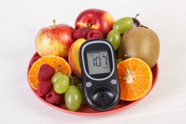 Şeker Ölçüm ve taze meyve tabağı, diyabet ve sağlıklı beslenme