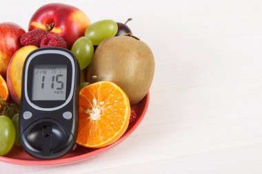 Şeker Ölçüm ve taze meyve tabağı, diyabet ve sağlıklı beslenme, kopya alanı için metin