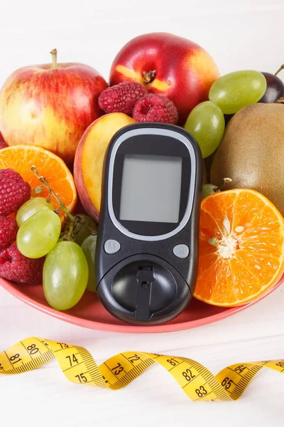 Glucosímetro, frutas frescas en plato y centímetro, diabetes y nutrición saludable — Foto de Stock