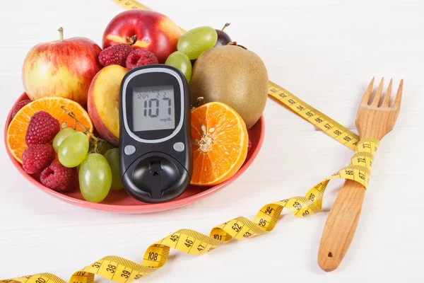 Glucometer, frutas frescas em prato e centímetro, diabetes e nutrição saudável — Fotografia de Stock