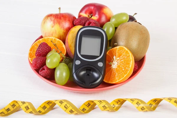 Glucosímetro, frutas frescas en plato y centímetro, diabetes y nutrición saludable — Foto de Stock