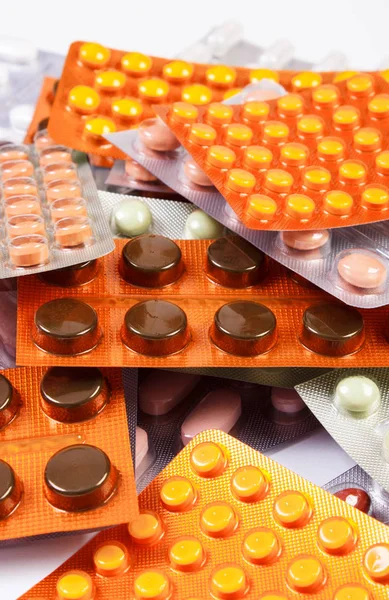 Blaren van kleurrijke medische pillen en capsules, gezondheidszorg concept — Stockfoto