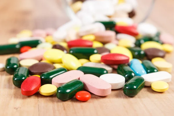 Mucchio di pillole mediche colorate e capsule, concetto di assistenza sanitaria — Foto Stock
