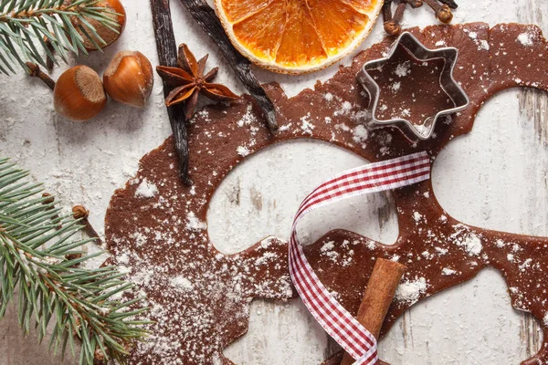 Тесто для рождественского печенья, пряностей и ингредиентов для выпечки пряников — стоковое фото