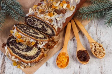 Haşhaş tohumu kek pişirme ve çam dalları için malzemeler, tatlı Noel için