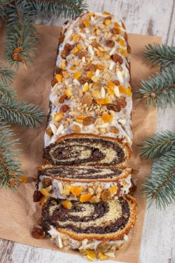 Ev yapımı haşhaş tohumu pasta ve Ladin dalları, tatlı Noel için