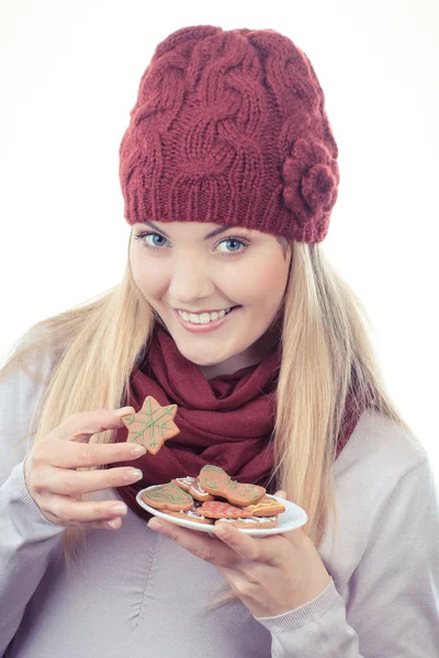Foto vintage, Donna sorridente in berretto di lana e scialle con pan di zenzero in mano, periodo natalizio — Foto Stock