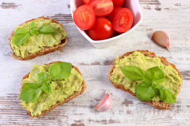 Taze avokado ve malzemeler, sağlıklı gıda ve beslenme hamur sandviçle
