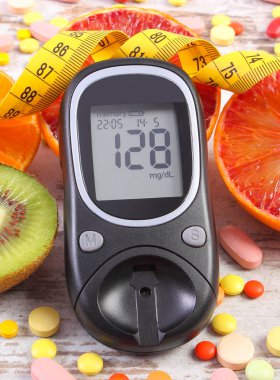 Sonuç, santimetre, meyve ve tıbbi hapları, diyabet, zayıflama, sağlıklı yaşam ve beslenme ile şekeri ölçüm cihazı