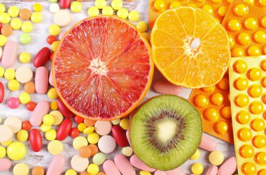 Doğal meyve ve hap, sağlıklı beslenme ve takviyeleri arasında seçim