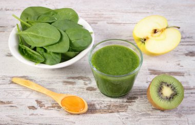 Malzemeler ve ıspanak, elma ve kivi ahşap zemin, sağlıklı beslenme üzerine taze kokteyl