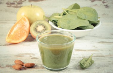 Vintage Fotoğraf, malzemeler ve ıspanak ahşap zemin, sağlıklı beslenme üzerine gelen taze kokteyl