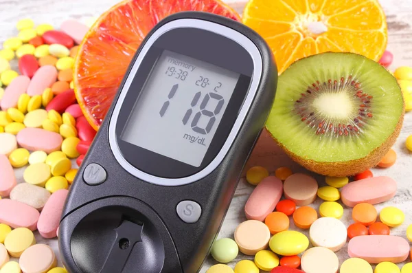 Glukometr z wynik, owoce i medycznych pigułki, Cukrzyca, zdrowy tryb życia i odżywianie — Zdjęcie stockowe