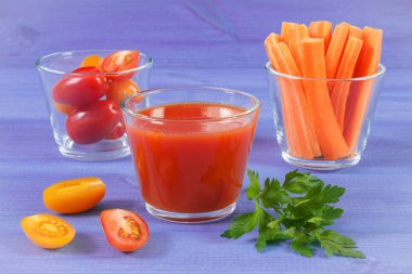 Domates suyu ve sebze gemide, sağlıklı beslenme