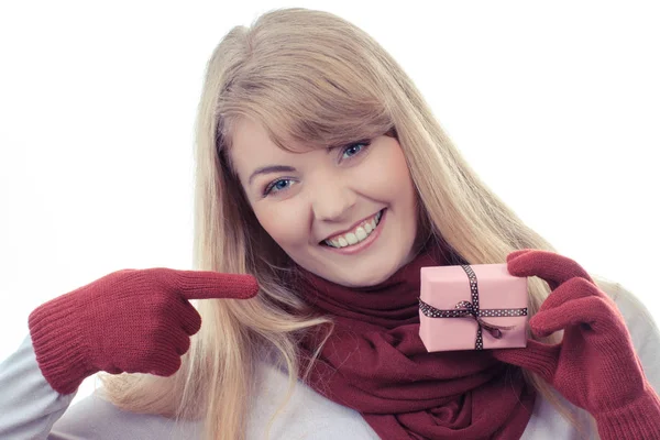 Урожай фото, жінка, показуючи загорнуті подарунок на Різдво або інше свято — стокове фото