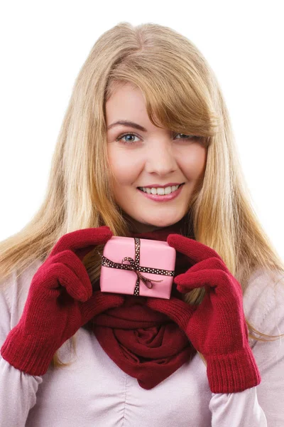 Frau mit verpacktem Geschenk für Weihnachten oder andere Feierlichkeiten — Stockfoto