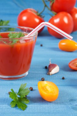 Domates suyu ve baharat mavi kurulu, sağlıklı beslenme ile sebze