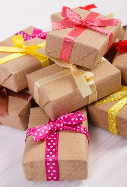 Presentes embrulhados com fitas coloridas para o Natal ou outra celebração — Fotografia de Stock