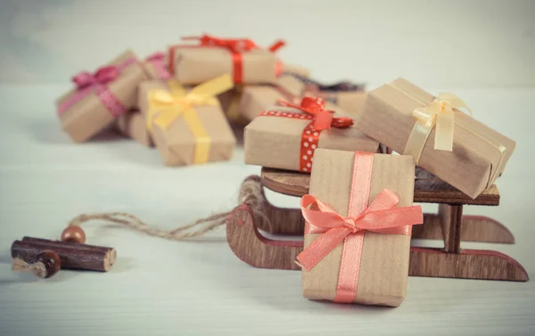 Photo vintage, traîneau en bois et cadeaux enveloppés pour Noël ou autre célébration — Photo