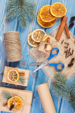 Aksesuar, dekorasyon ve sarılmış hediyeler Noel ya da diğer kutlama panoları için