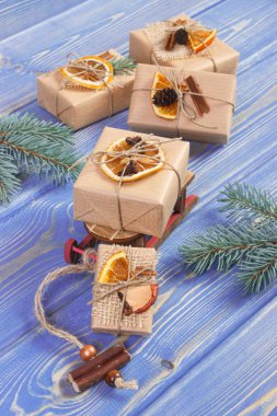 Ahşap kızak, dekorasyon Noel için ya da diğer kutlama kurulları ile sarılmış hediyeler