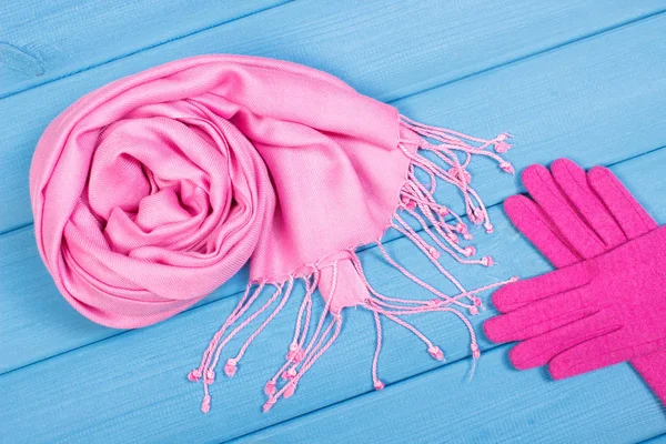 Guantes y chales de lana para mujer a bordo, ropa para otoño o invierno —  Fotos de Stock