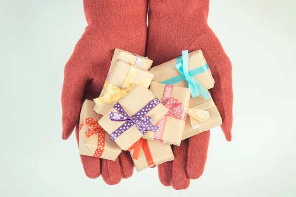 Vintage foto, händerna på kvinnan i handskar med presenter till jul eller andra firande — Stockfoto
