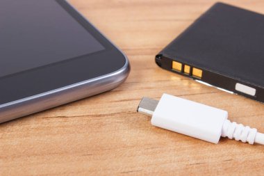 Hareket eden telefon, batarya, şarj cihazı ve telefon smartphone şarj fişini