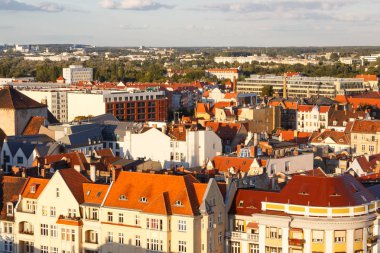 Poznan, Polonya - 30 Ağustos 2016: Gün batımında eski ve modern binalar şehrin Poznan görünüm