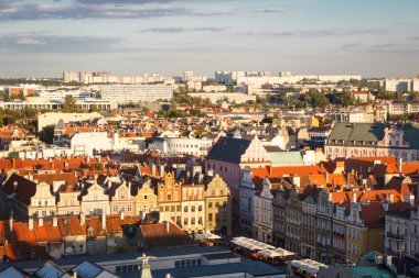 Poznan, Polonya - 30 Ağustos 2016: City market, eski ve modern binalarda kasaba Poznan Polonya