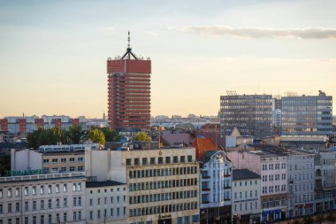 Poznan, Polonya - 30 Ağustos 2016: Ekonomik Akademi ve binalarda Lehçe kasaba Poznan manzarasının gün batımında
