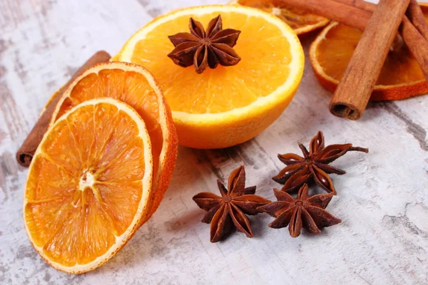 Gedroogde en verse oranje met specerijen op oude houten achtergrond — Stockfoto