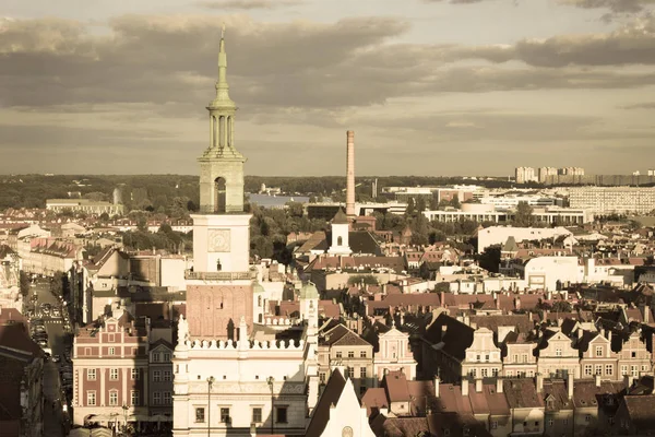 Poznań - 30 sierpnia 2016: Town hall, stare i nowoczesne budynki o zachodzie słońca w mieście Poznań — Zdjęcie stockowe