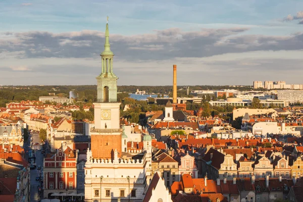 Poznan, Polônia - 30 de agosto de 2016: Prefeitura, edifícios antigos e modernos ao pôr do sol na cidade Poznan — Fotografia de Stock