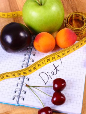 Meyve ve santimetre ile defter, zayıflama ve sağlıklı gıda