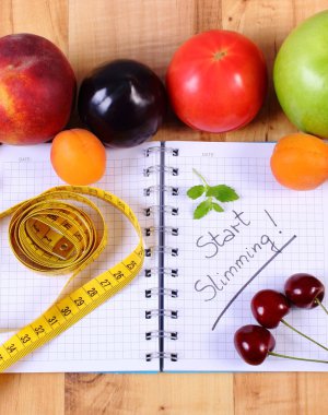 Meyve, sebze ve santimetre ile defter, zayıflama ve sağlıklı gıda