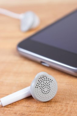 Kulaklıklı cep telefonu.