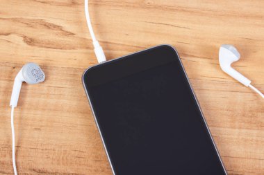 Kulaklıklı cep telefonu.