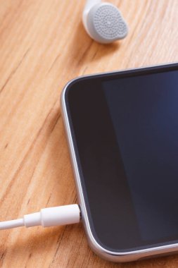 Kulaklıklı cep telefonu.