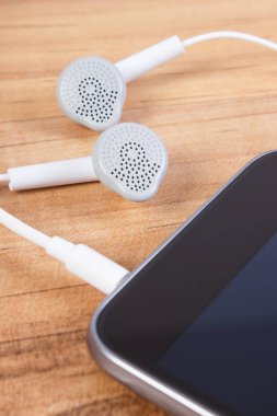 Kulaklıklı cep telefonu.