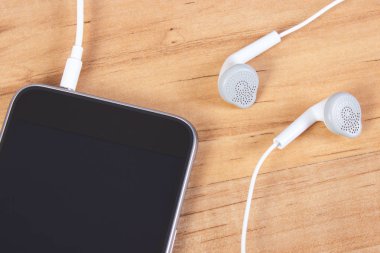 Kulaklıklı cep telefonu.