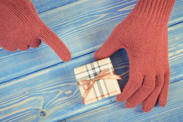 Vintage φωτογραφία, τα χέρια της γυναίκας στα γάντια με δώρο για τα Χριστούγεννα ή άλλη γιορτή — Φωτογραφία Αρχείου