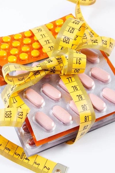 Blaren van medische pillen en capsules verpakt centimeter, gezondheidszorg, gezonde levensstijl en vermagering concept — Stockfoto